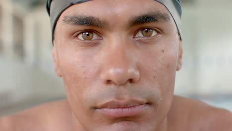 primer plano de un joven atleta masculino biracial con una gorra de natación