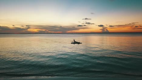 Espectacular-Vuelo-Aéreo-En-Cámara-Lenta-Disparado-Por-Un-Dron-Al-Atardecer-De-Una-Chica-De-Yoga-En-Una-Tabla-De-Pie