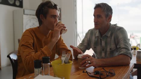 Padre-E-Hijo-Adulto-Joven-Juntos-En-Un-Café