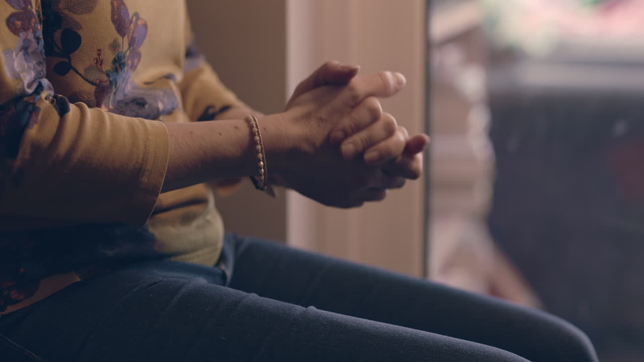 una mujer sentada junto a una ventana