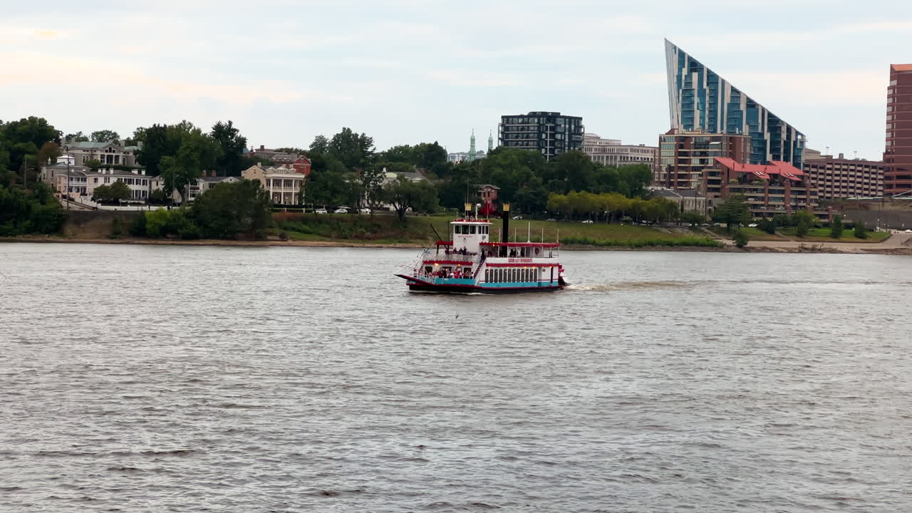 barco fluvial - barco de vapor de paletas que navega en el río ohio en cincinnati, estados unidos