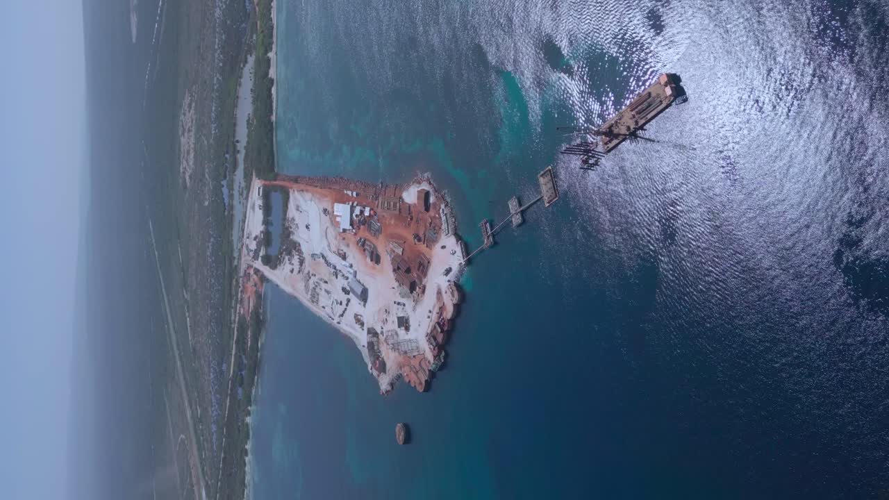 вертикальный снимок большого строительного участка во время строительства новой портовой гавани в педерналесе