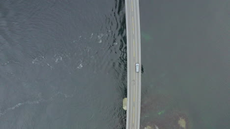 vista del vehículo que cruza el puente storseisund en la carretera del océano atlántico, noruega