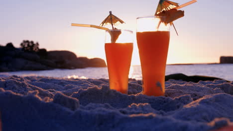 cócteles en la playa al atardecer