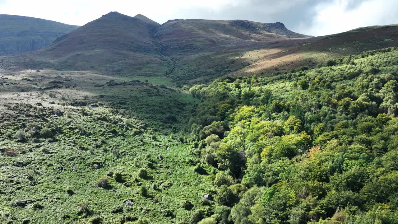 montañas comeragh waterford sombras de la tarde en las estribaciones de las montañas en una noche de verano