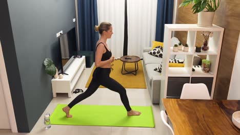 mujer haciendo yoga en casa