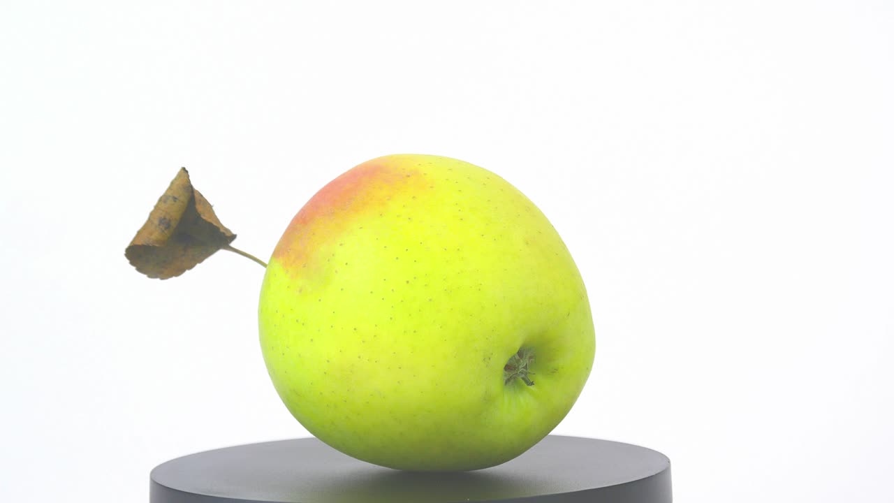 la manzana gira en círculo. video de comida.