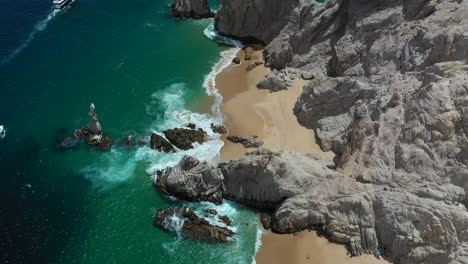 Filmische-Drohnenaufnahme-Von-Wellen,-Die-Auf-Meeresklippen-In-Cabo-San-Lucas-Mexiko-Krachen