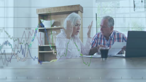 animación del procesamiento de datos financieros sobre una pareja caucásica anciana usando una computadora portátil