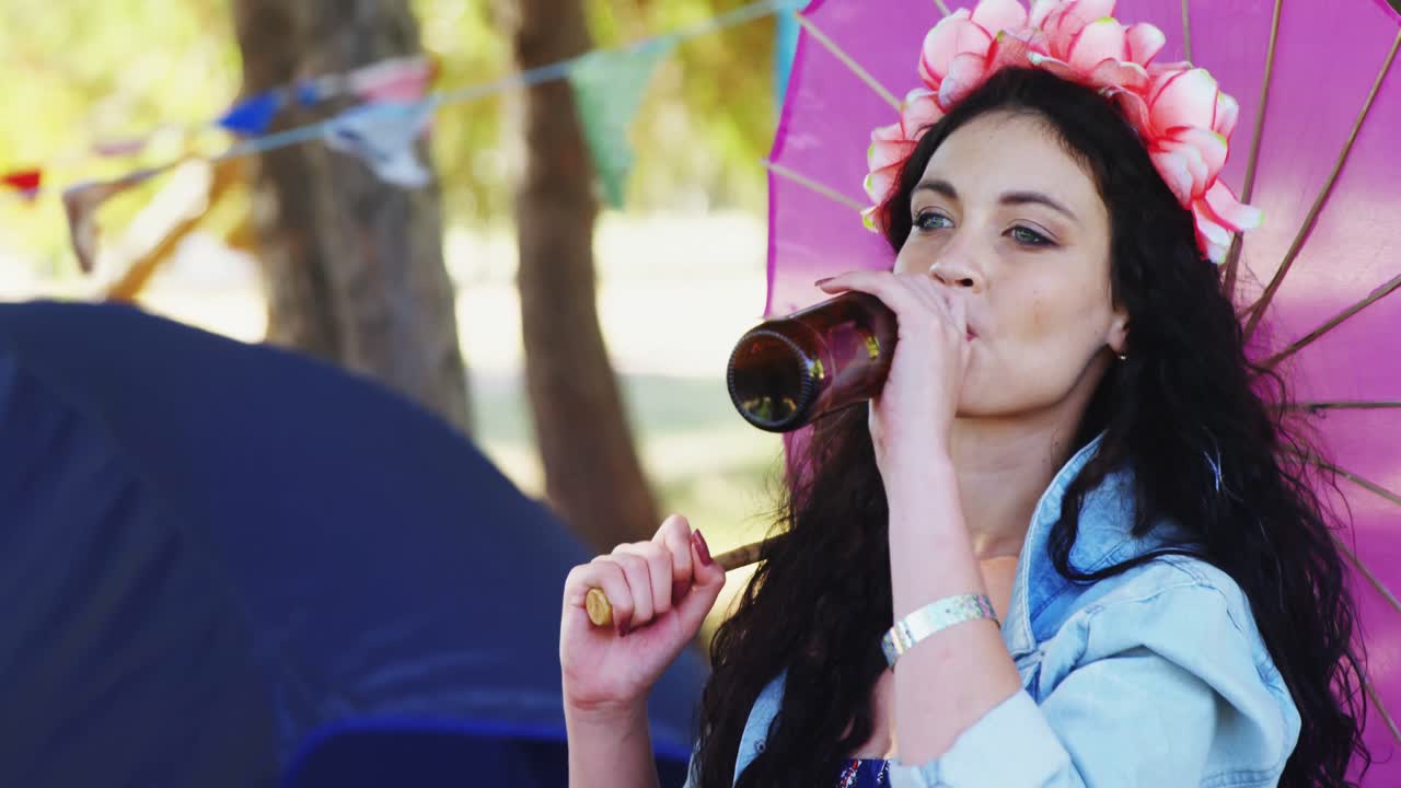 mujer bebiendo cerveza en el festival de música 4k