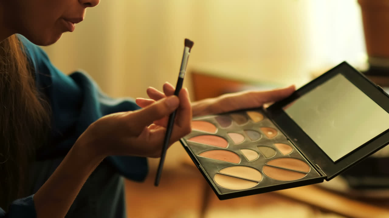 mujer usando pincel de maquillaje en casa 4k