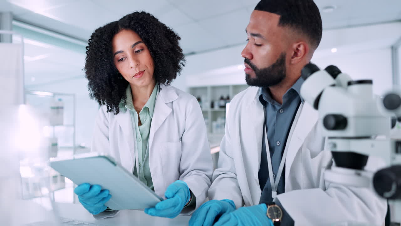 Scienziato, lavoro di squadra e formazione su dati da tablet.