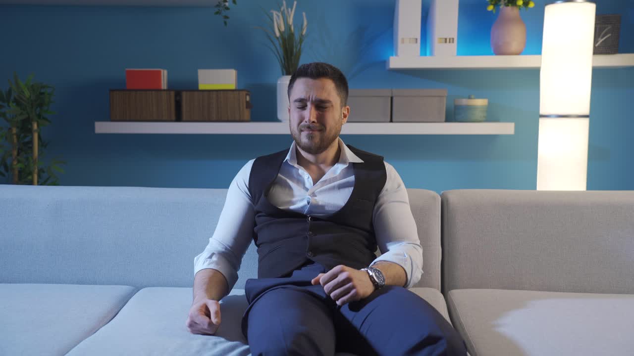 hombre sentado en casa sufriendo de soledad.