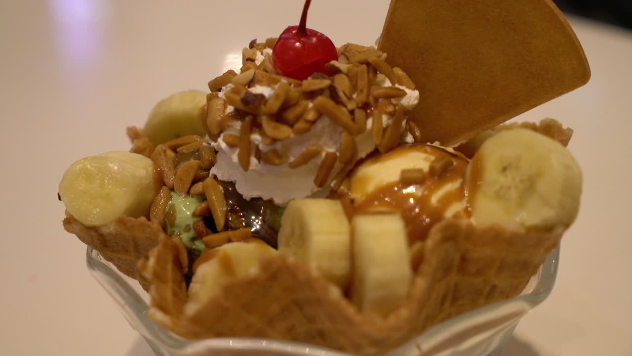 мороженое с вафлей и взбитыми сливками