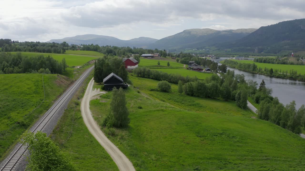 vista aérea de casas tradicionales noruegas en la ciudad de tynset en noruega