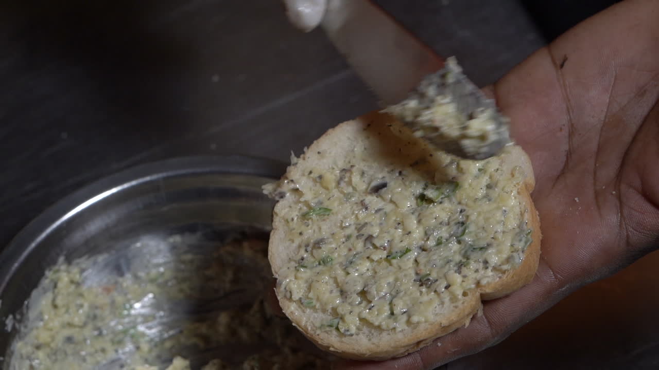 치즈 브레드 브루스케타를 위한 브레드의 믹스 스프레이드