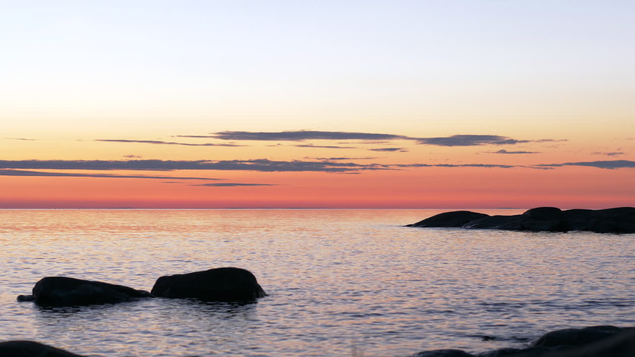 석양의 평화로운 잔잔한 바다, 롱샷