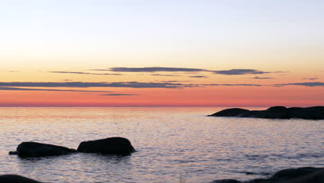 Océano-Tranquilo-Y-Pacífico-Al-Atardecer,-Posibilidad-Remota