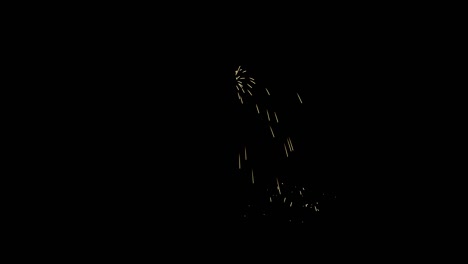 chispas de fuego de la fogata sobre el fondo negro, chispas estallan sobre el negro