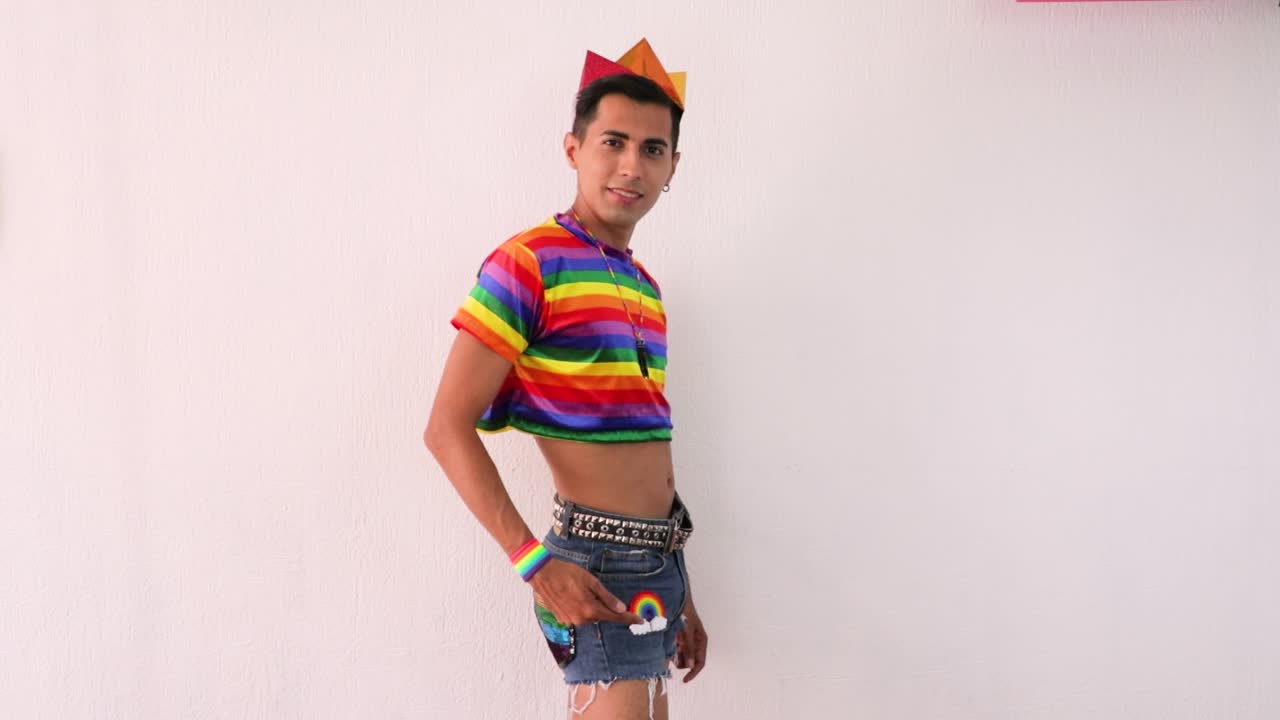 hombre homosexual afeminado posando en pantalones cortos sobre un fondo blanco