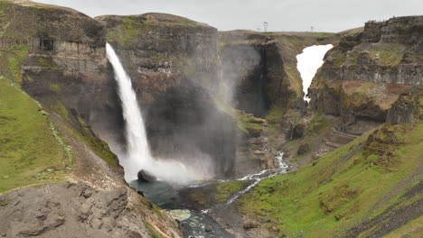 Cascada-En-Las-Montañas-Tierras-Altas-Islandia-Vista-Aérea-Grande-Cámara-Lenta