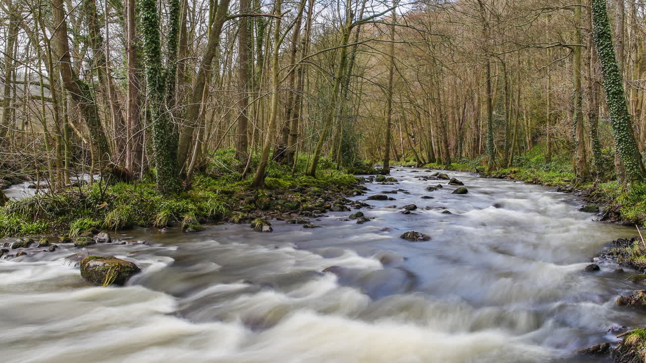 North York Moors - Fiume Esk in piena, time lapse in movimento a Egton Bridge.