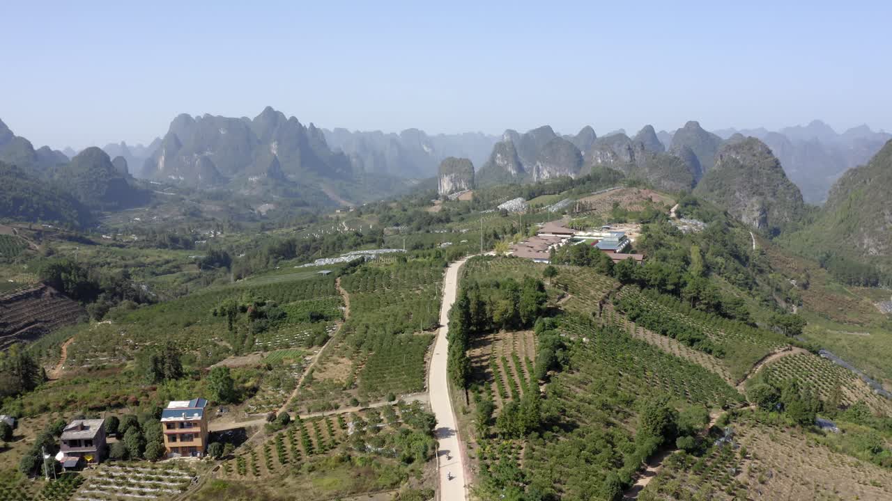 amplia toma aérea de una tierra de cultivo rodeada de montañas en yangshuo, china
