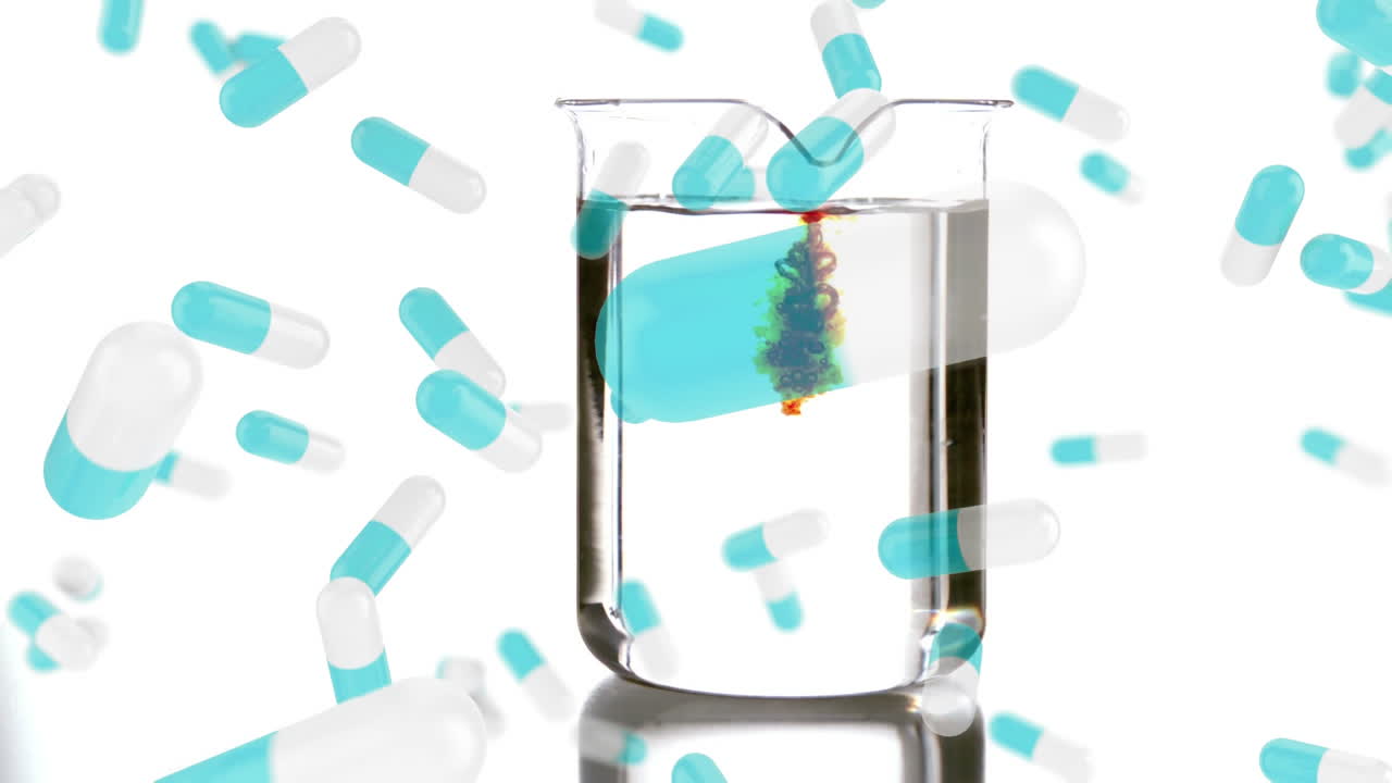 물 로 가득 찬 잔 에  ⁇ 은 색 의 물방울