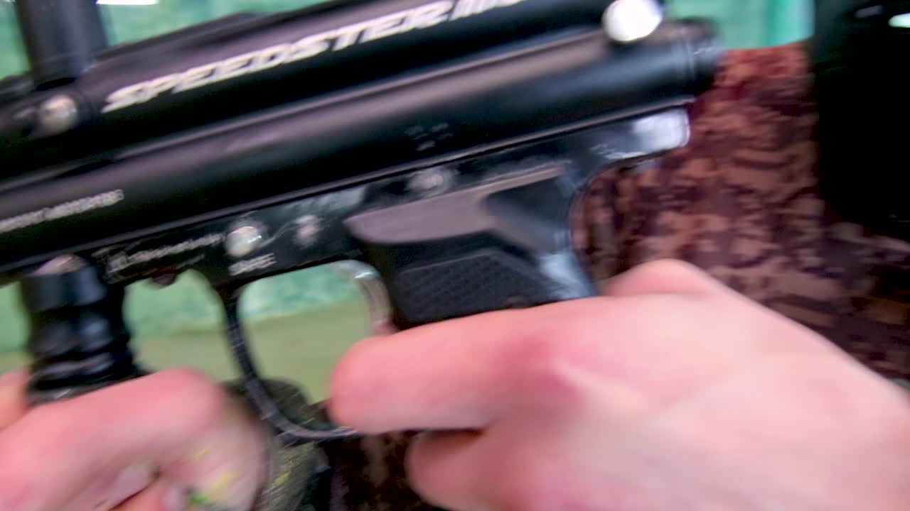 niñas y niños jugando paintball interior-14