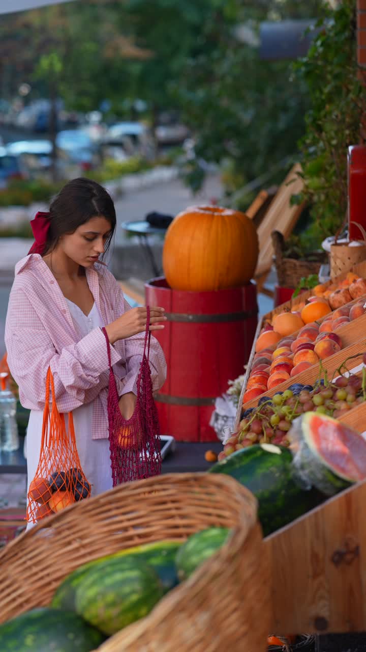 mujer comprando frutas en un mercado de agricultores