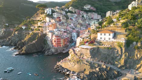 Cinemática-Toma-De-Drones-De-Riomaggiore,-Cinque-Terre-En-Italia