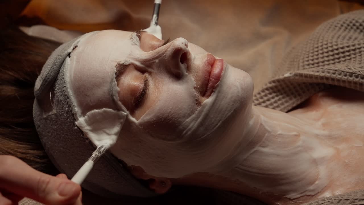 Vrouw krijgt gezichtsmaskerbehandeling in een spa