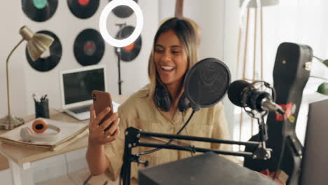 transmisión en vivo, sonrisa y cantante con un teléfono