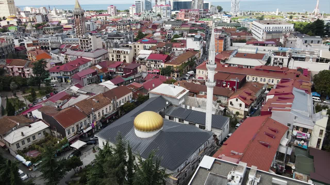 흑해 연안 근처에 있는 바투미 모스크의 공중 촬영으로 도로와 자동차가 지나가고 있다.