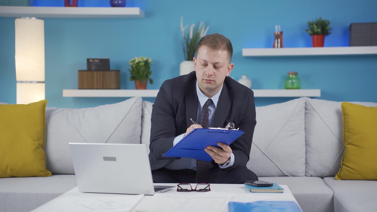 홈 오피스 근로자, 연구를 하는 남자