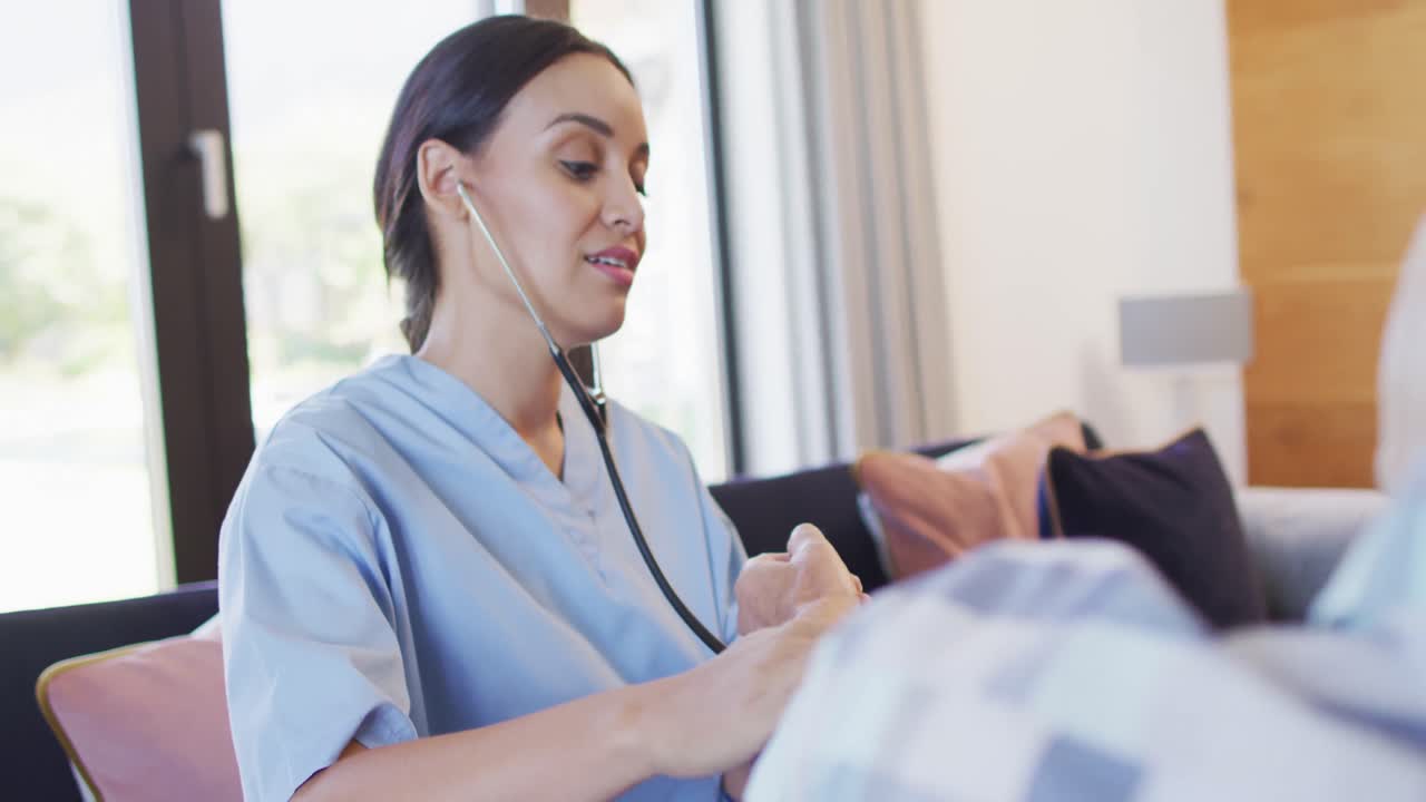 animación de una feliz médica biracial chequeando la presión a un hombre caucásico mayor