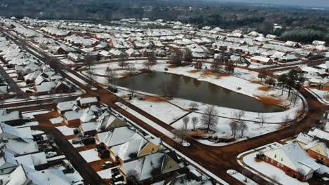 Tejados-Nevados-Cerca-De-Un-Lago-Desde-La-Vista-De-Drones