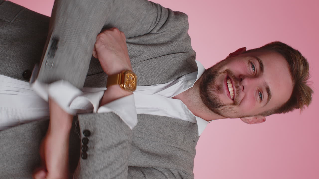 el hombre de negocios levanta el pulgar está de acuerdo o da una respuesta positiva recomienda el anuncio le gusta bien