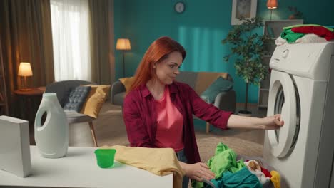 mujer lavando la ropa en casa
