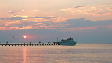 Leute,-Die-Vom-Seepier-Aus-Das-Boot-Besteigen