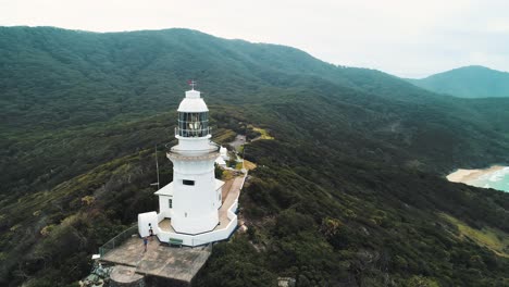 Toma-Aérea-En-órbita-De-Un-Faro