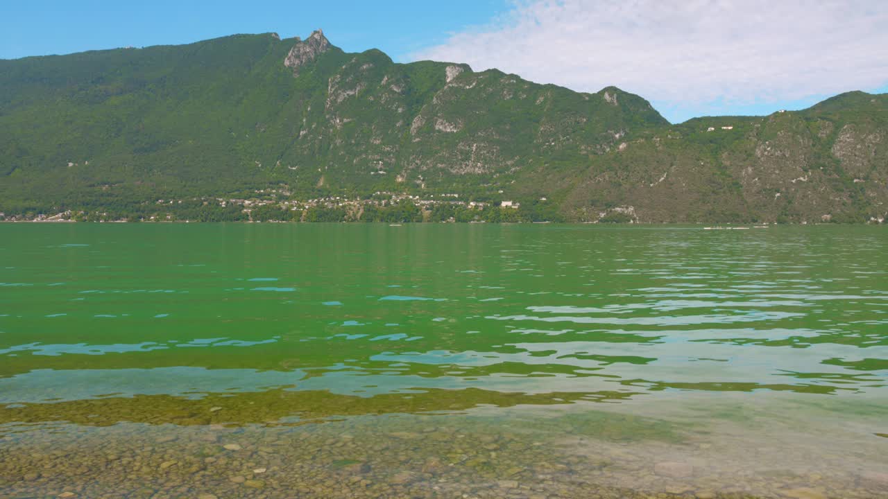 여름에 프랑스의 aix-les-bains에 있는 bourget 호수