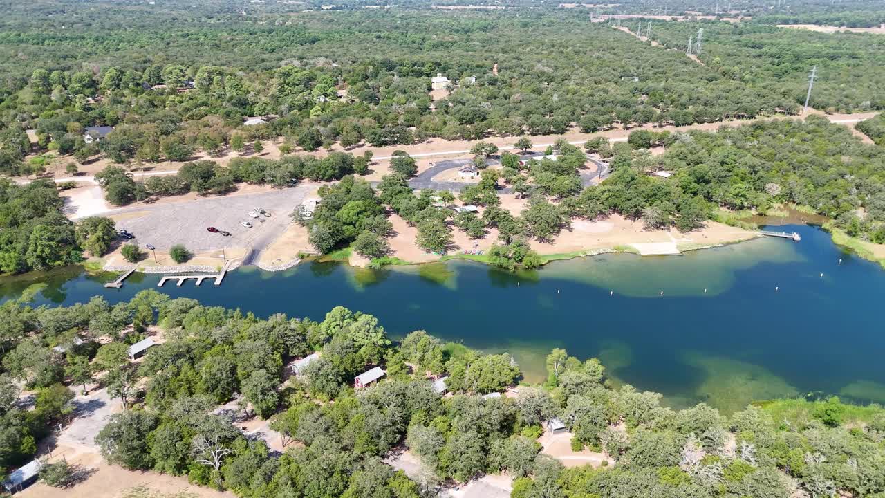 движутся влево высоко над заливом для парка на озере