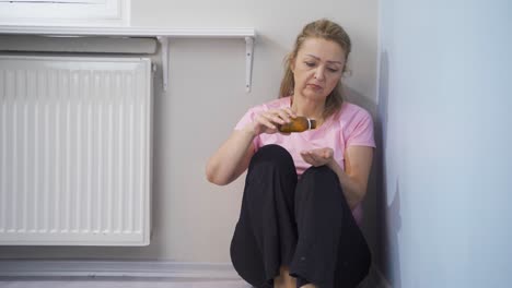 la mujer que quiere suicidarse tomando pastillas.
