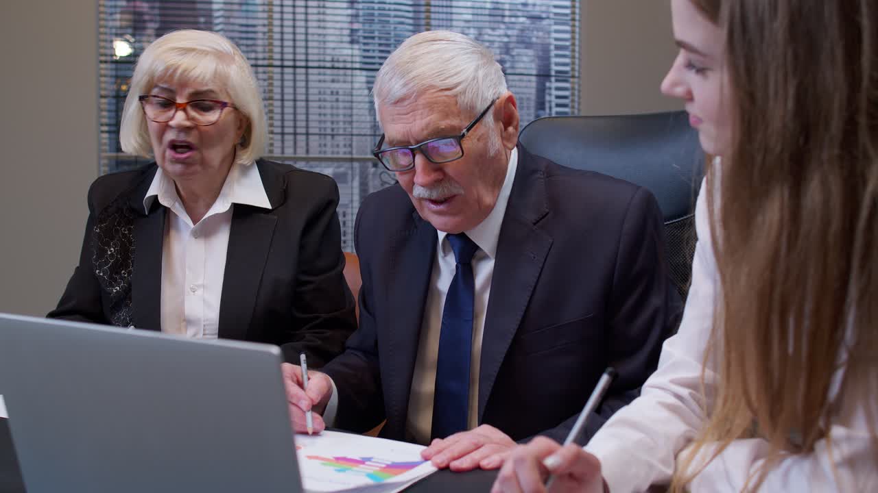 бизнес-команда обсуждает анализ данных во время встречи в офисе