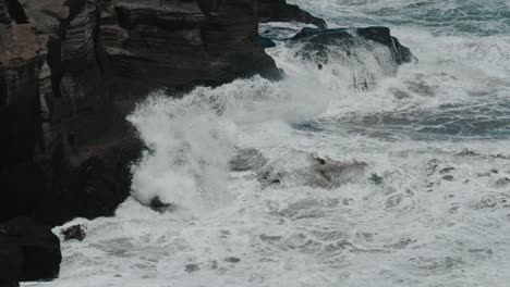 波浪慢慢地撞到岩石上