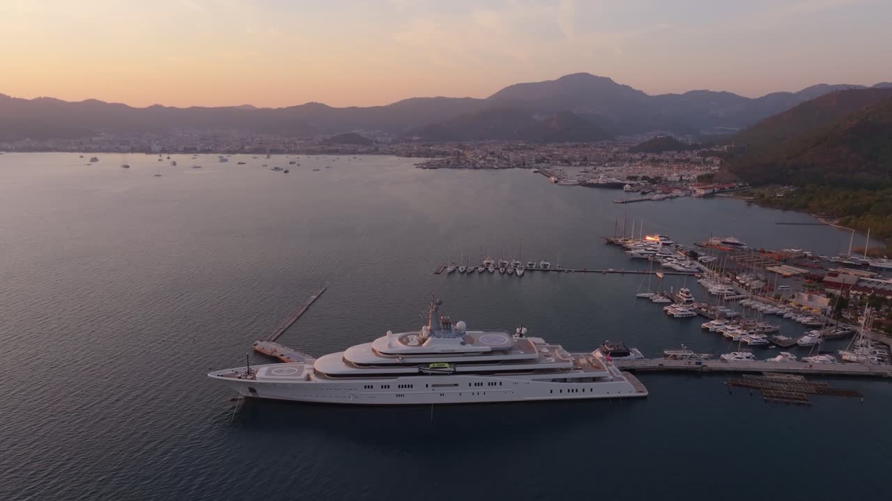 Ovenfra-billede af superyacht der hviler i Marmaris-bugten i den gyldne time