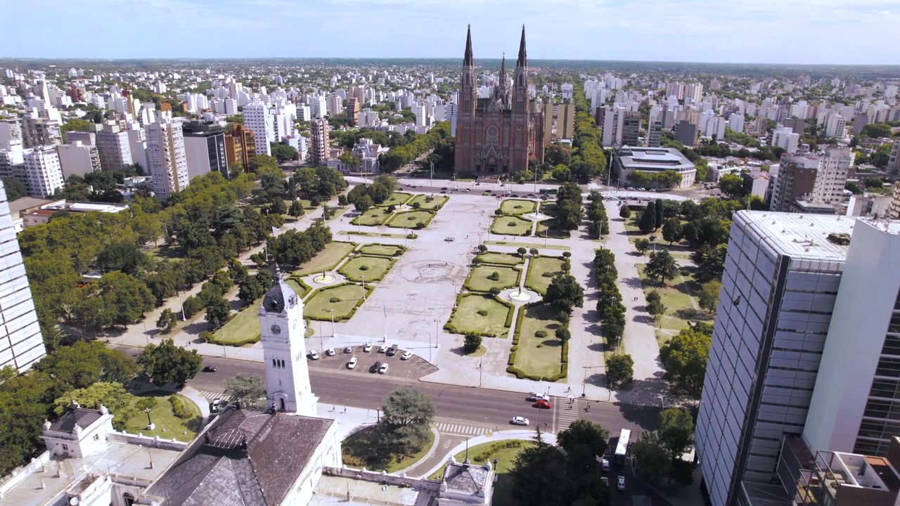 Vista aerea con drone 4K di Plaza Moreno a La Plata, Buenos Aires, Argentina. Storica piazza centrale circondata dalla Cattedrale, edifici governativi, spazi verdi e il cuore urbano della città.
