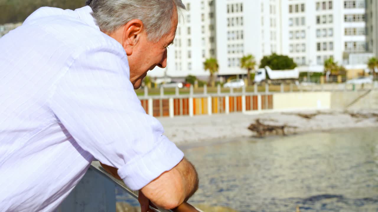 레일링 4k 근처에 서 있는 고위 남성