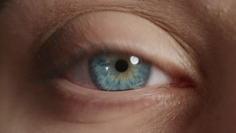 Nahaufnahme-Schöne-Blaue-Augen-Blinken-Makro-Menschliche-Schönheit